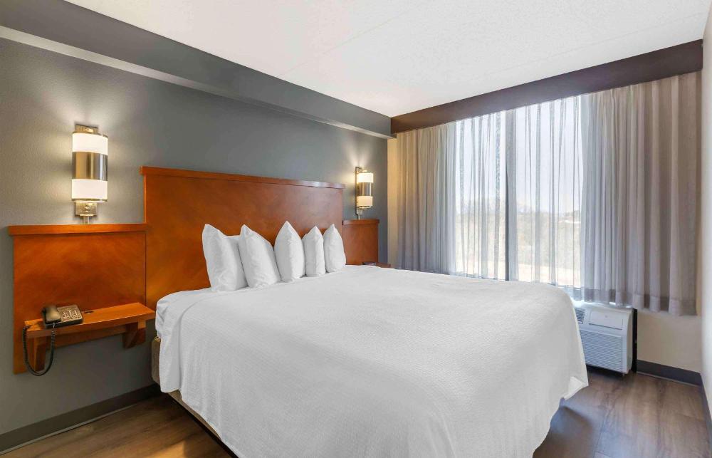 King Room - Non-Smoking interior